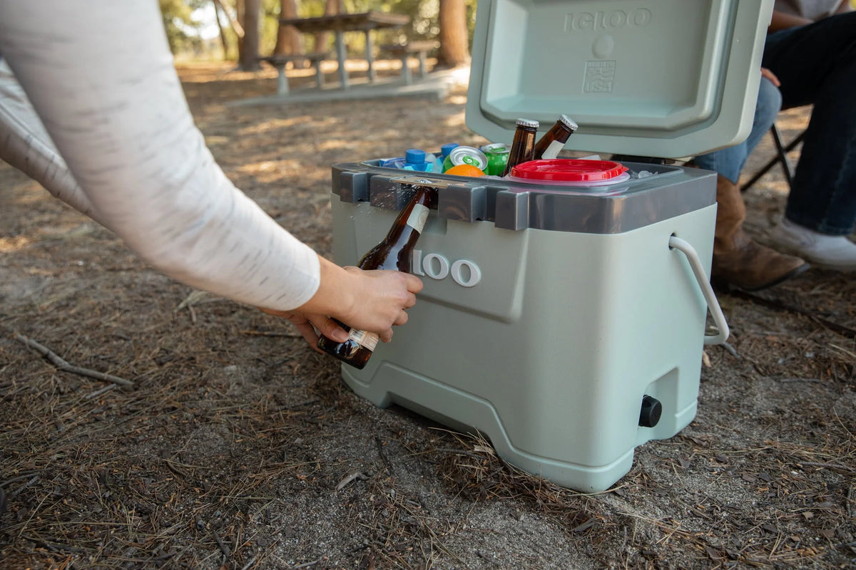 Green 25 QT Ice Chest Cooler V76601