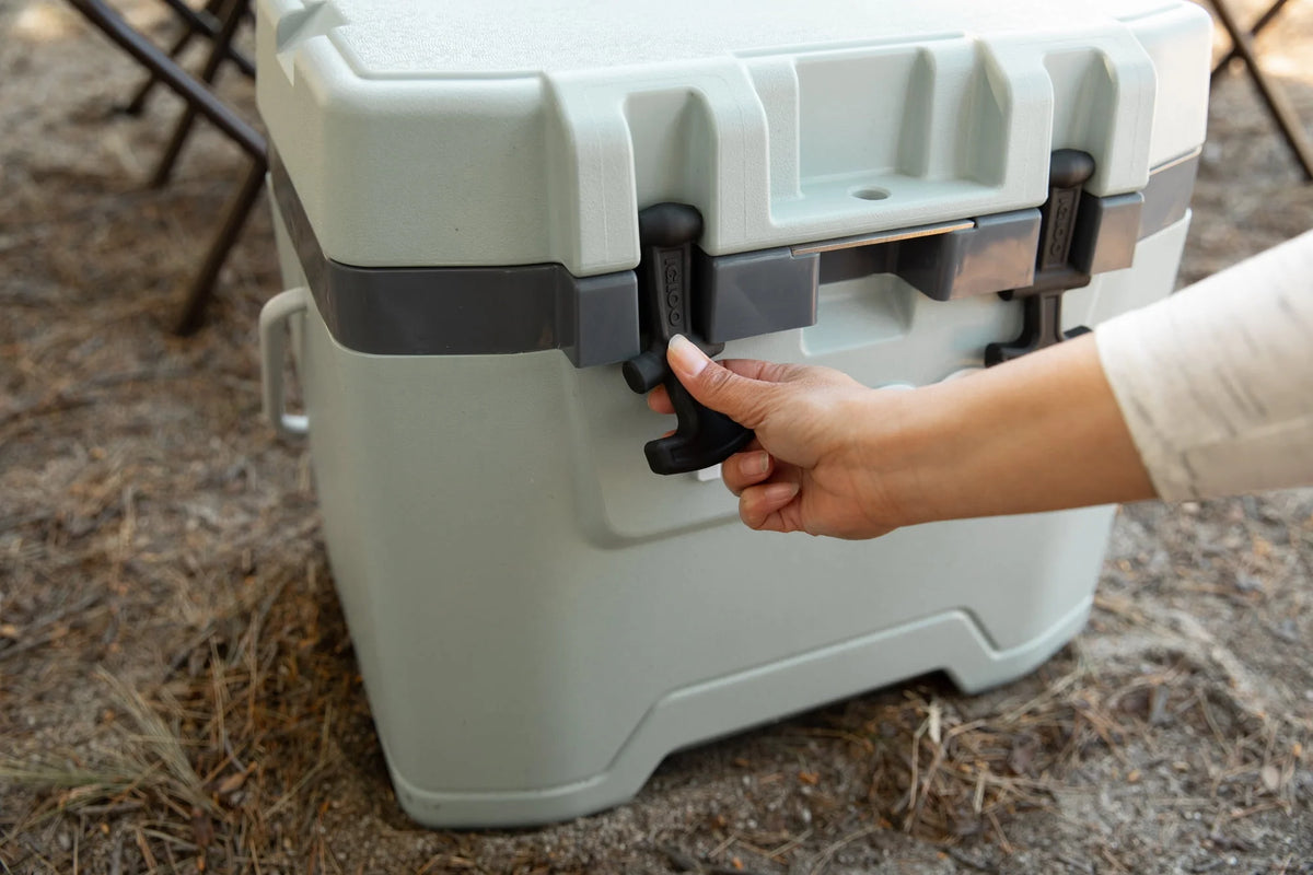 Green 25 QT Ice Chest Cooler V76601